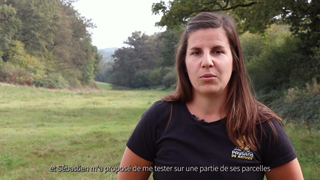 Audrey s'est installée sur la ferme de Sébastien - image extraite du film "Sébastien Guilhemjouan, Paysan de nature à la Ferme des Loriots à Moutiers-les-Mauxfaits" (LPO Vendée)