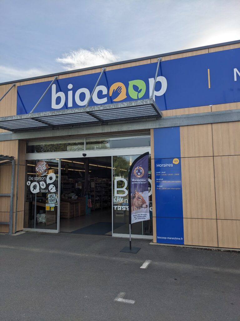 bannière FBM devant la biocoop Challans - photo Perrine Dulac